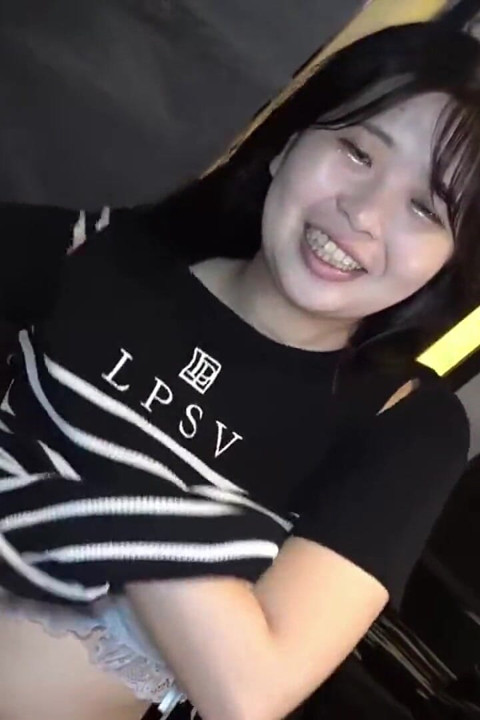 害羞的H罩杯重磅炸彈在一場充滿激情的激烈邂逅中展現她狂野的一面，超出預期
