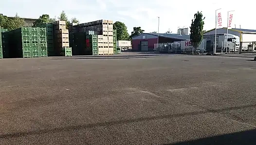 Oma Spaziert Draußen in Schwarzen Leggings