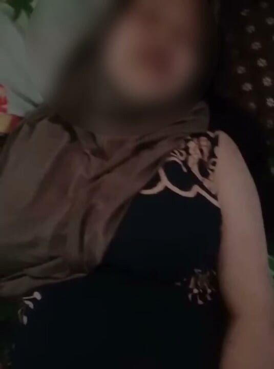 Hijaab vaali ganv ki larki ki siskaariyan bahut svadisht lagti hain