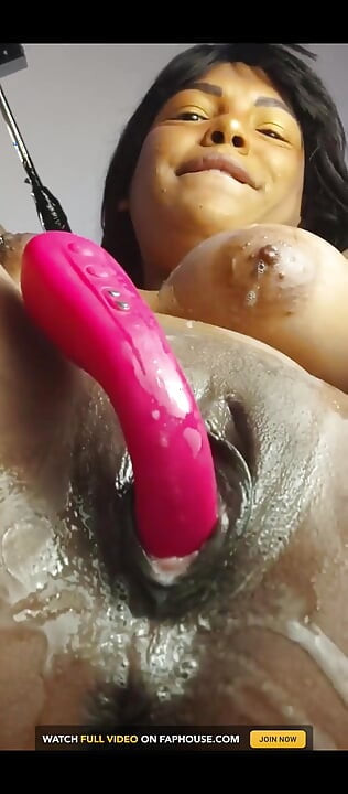 Horny Webcan Girl Fucks Her Throat with Her Fuck Machine While Her Pussy Is Vibrated