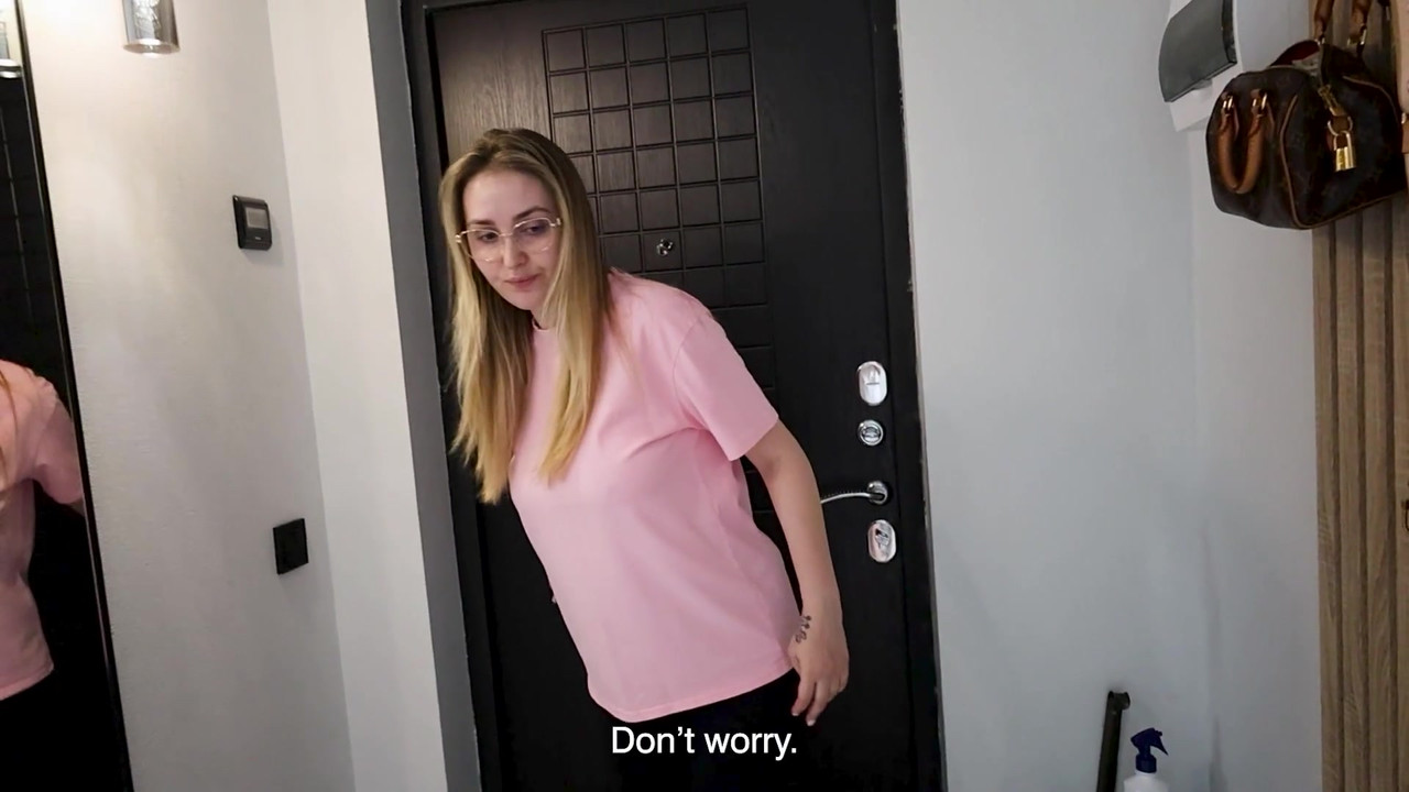 热辣继母不小心把继子的鸡巴插入了她紧致的阴户