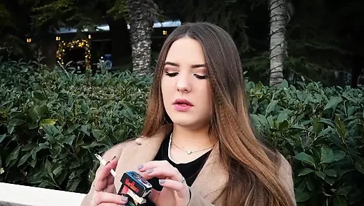 Russisches mädchen verbringt ihre mittagspause, rauchen 3 schwänke in folge