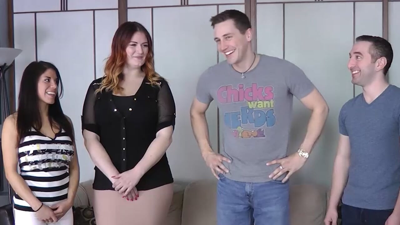 스트립 모가디슈 게임이 끝나자 패자는 승자들 사이에 무릎을 꿇었습니다.