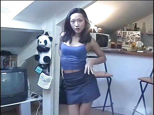 Vrai amateur à la maison : Kim, brune asiatique sexy