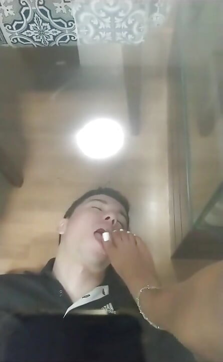 Esclave aux pieds sous la table