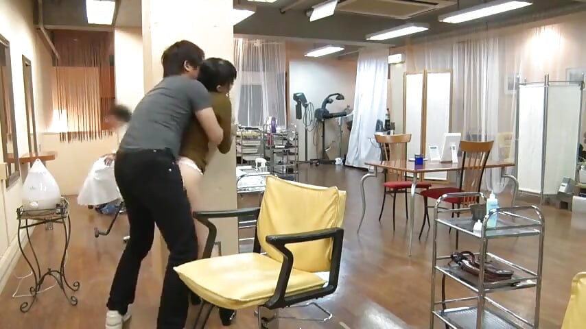 Gözlerimiz salonun sessiz havasında buluşmaya devam etti