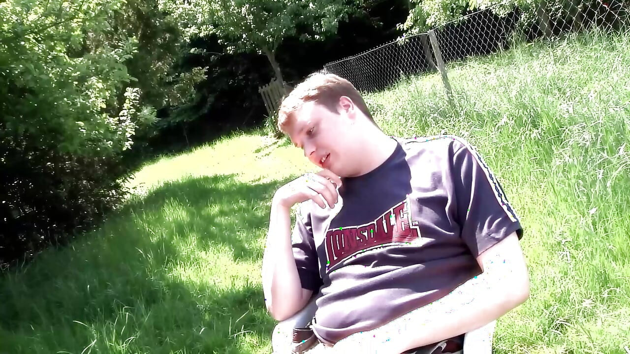 Brunetka jest rozpieszczana przez dwóch mężczyzn. Niesamowity trójkąt na świeżym powietrzu!