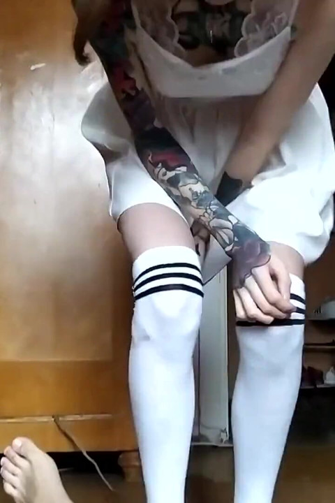 Me corro en mis pies sexy novia flaca