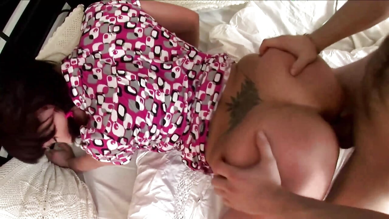 O curvă brunetă rusoaică țâțoasă are parte de o pulă mare și dură