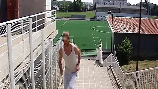 Fransız üniversiteli kızlar dersten sonra öpüşüyor