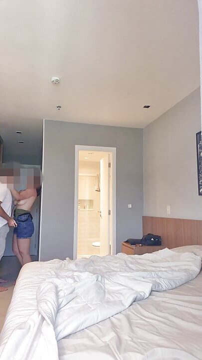 夫が外でグリルしている間、私は部屋で彼の友人にフェラをして激しく突かれています