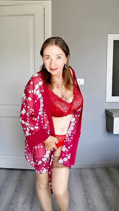 赤い衣装で巨大な胸をからかう史上最もホットなGILF