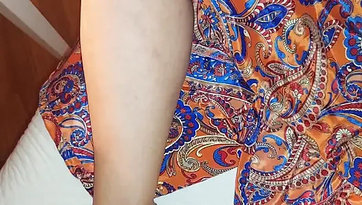 Selena'nın ayaklarına tapıyor ve topuklu ayakkabılarla poz atıyor