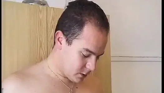 Güzel bir kızı mutfağında tekmeleyelim
