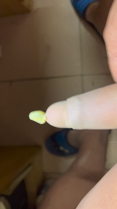 Pau usa um balão transparente longo e verde