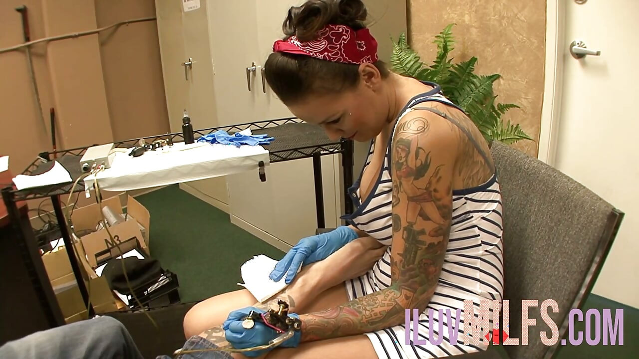 Tattooed artist seduced into a blowjob while tattooing him