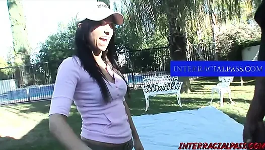 Возбужденная курьерская шика Reena доставляет трах на заднем дворе