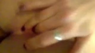 Menina tocando peitos e se masturbando