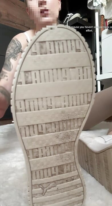 Black, kaus kaki berkeringat dan aku akan memberitahumu apa yang harus dilakukan.