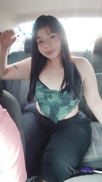 Strastveno fingerujem svoju pičku dok ne svršim ispred vozača Ubera.