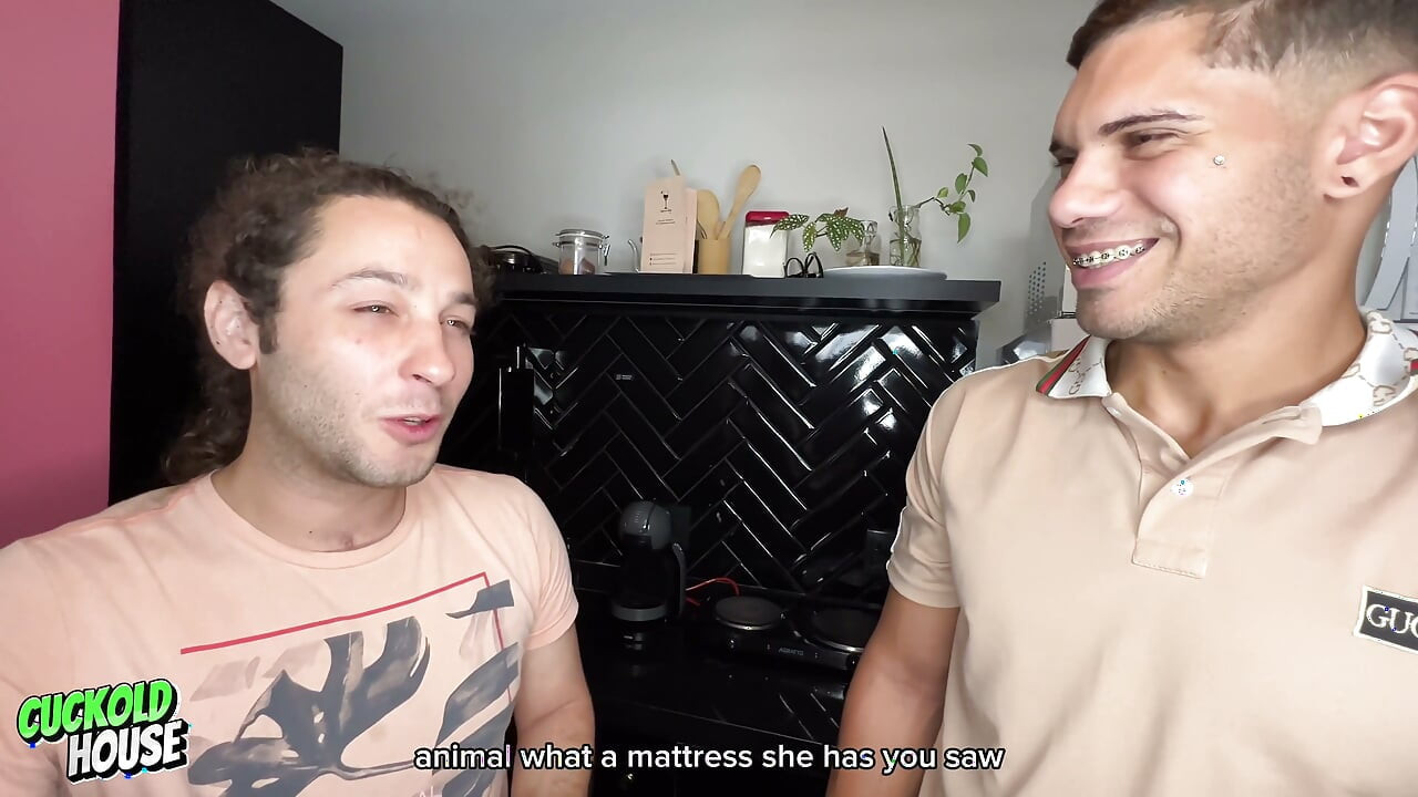 Evli kadın bir ev partisinde iki adamla sikişiyor