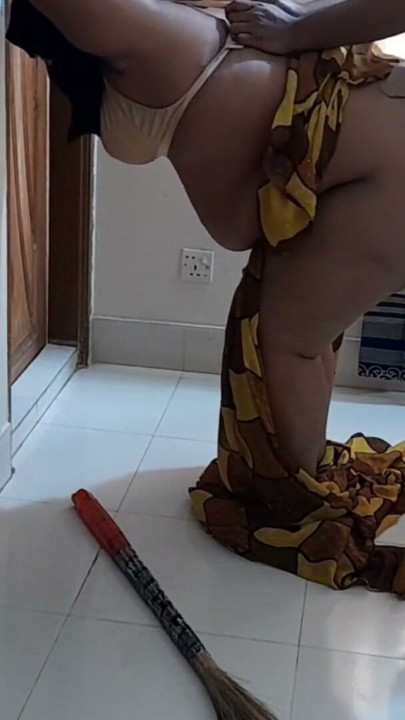 Gujarati sexy grote tieten grote kont 45-jarige buurvrouw hete Bhabhi wordt geneukt door een vreemde terwijl ze huis veegt | Clip 1