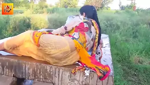 Desi Village Bhabhi Nangi Hokar Khet Me Nahate Huye