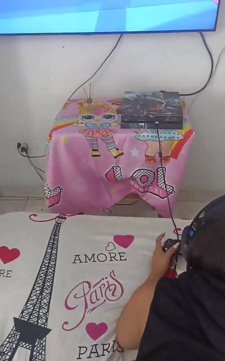 Jogando playstation enquanto meu namorado me grava