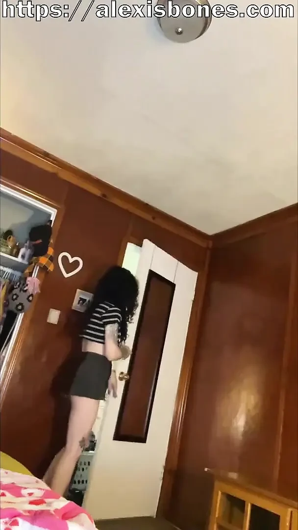 哥特荡妇在你的房间里驳船，并利用你来快速性爱