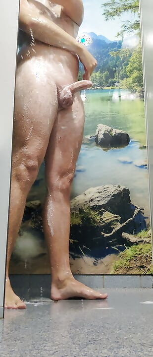 KONTOL KERAS di bawah shower dan pembersihan menyeluruh