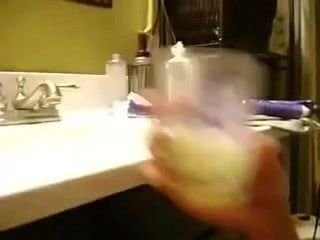 Une amatrice se gargarise avec un verre de sperme en se faisant exploser!