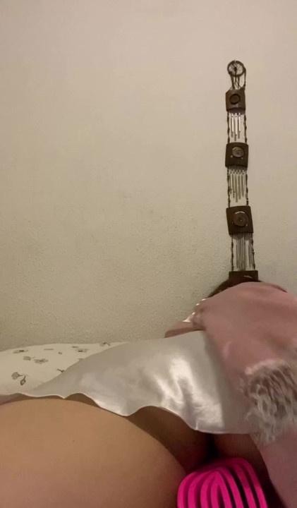 Boşalana kadar mastürbasyon yapıyor