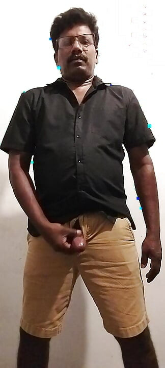 Kakhi korte broek trekt af