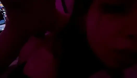 Интимный момент настоящей пары под красным светом