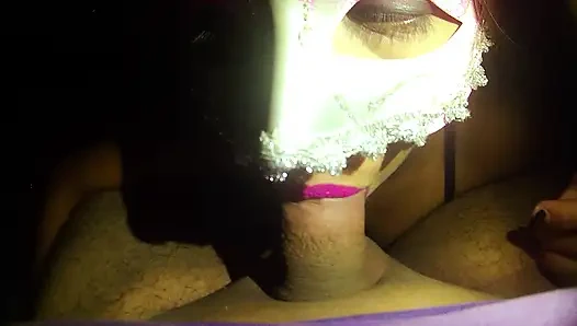 Aku nyepong dan nyepong kontol temanku dengan lipstik merah muda sampai crot di mulutku sampai crot banyak banget