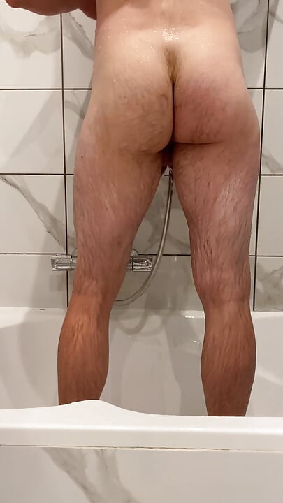 La matinée commence juste quand des gouttes d’eau chaudes glissent sur mon corps nu