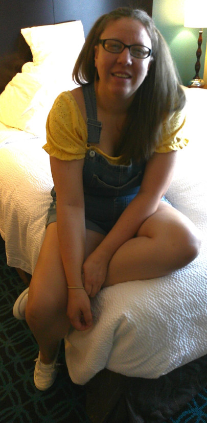彼女は本当にいい子だ。彼女は喜びに身を任せ、脚を広げて快楽を味わう。彼女はそのために作られたのです。