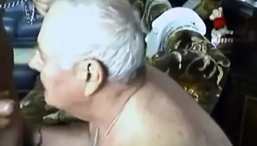 Yakışıklı tombul gümüş baba bir yük yutma