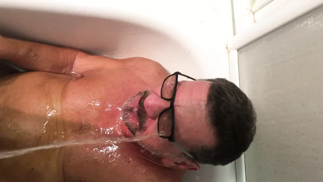 Pissplay with a friend 02