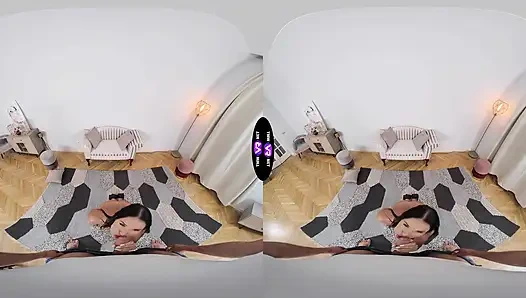 Чувак долбит Milena Ray после того, как заметил ее голую киску - TmwVRnet