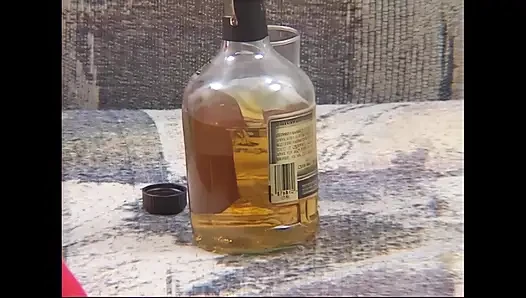 Wanita gemuk itu menikmati