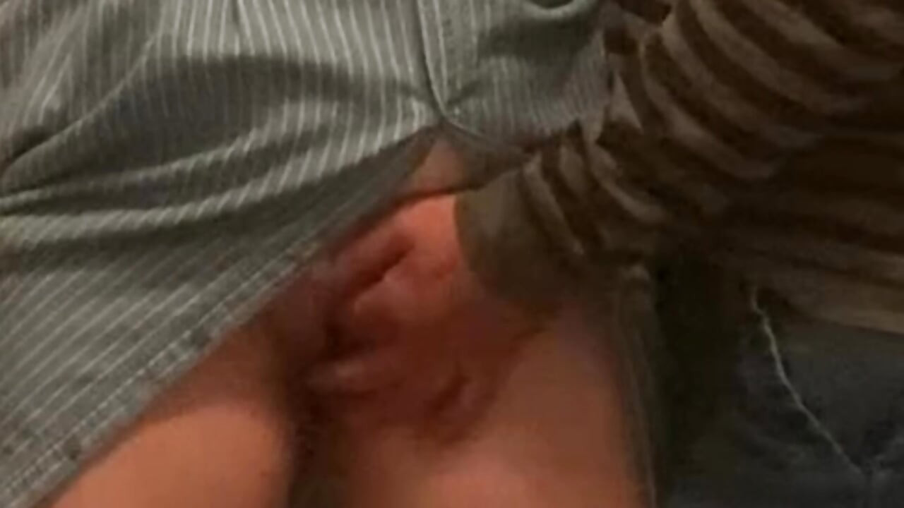 Un străin bătrân la întâmplare fute cu degetul o fată curvă în public