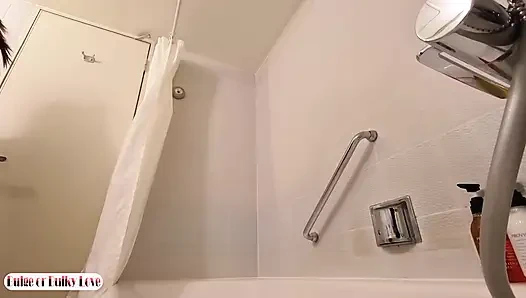 Pertemuan cewek dengan tubuh aduhai ini dipijat dengan nikmat, sambil sepong kontl dengan nikmat