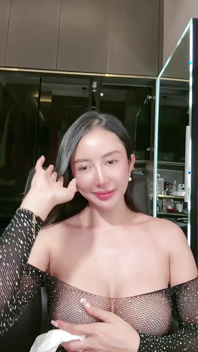 一个喜欢和男友视频通话的漂亮女孩