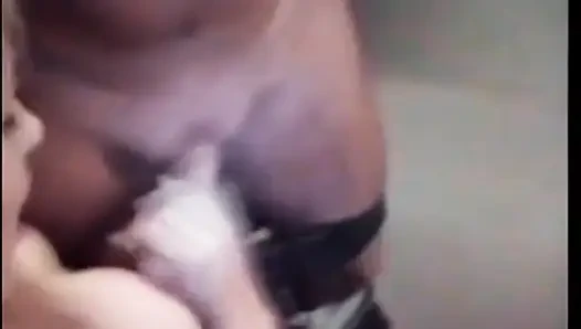 Pasangan pelacur cantik lagi asik nyepong kontol