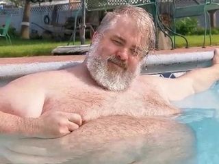 Peloso grasso in piscina