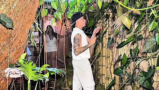 Bos yang menggairahkan meminta tukang kebunnya untuk berhubungan seks dengannya sehingga dia bisa menjaga pekerjaannya - savannah watson