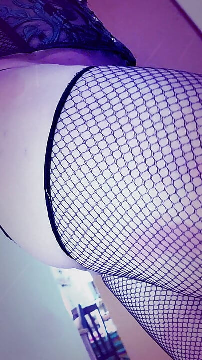 Seksi Brezilyalı kadın kılıklı transeksüel sıkı küçük göt borusunu pompalıyor pmv