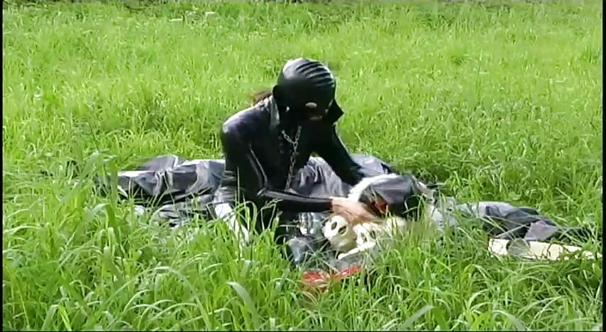 leteks pahni kaamuk gulaam ghaas par ghoomti aur dildo choosti hai