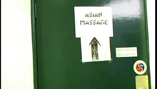 Asiatisches lesbisches küken nimmt ein blondes schätzchen-kundin für massage und fingert am ende ihre fotze